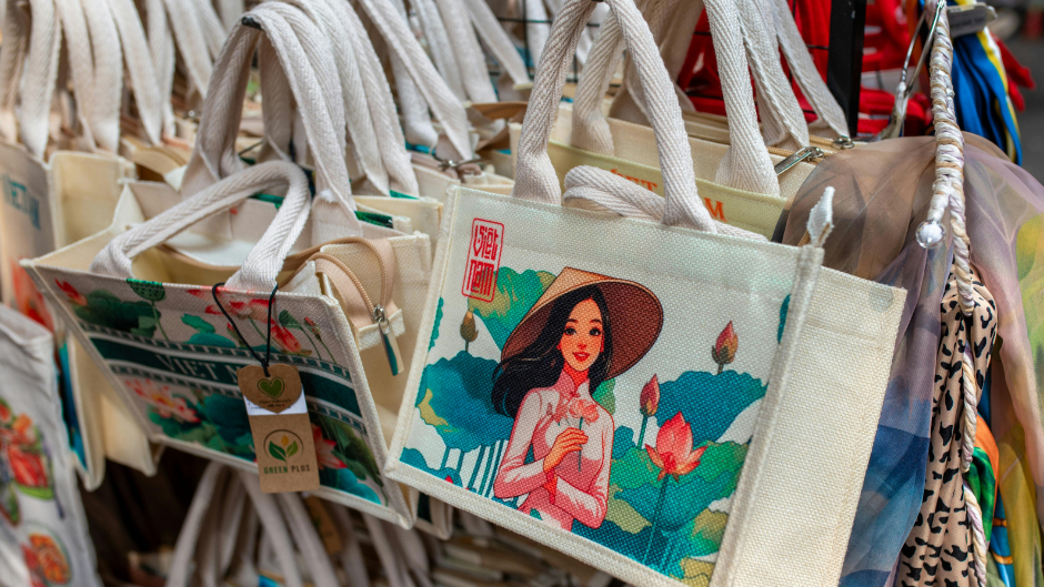 The XXL Tote vs. The "Fortune Cookie" Bag trends